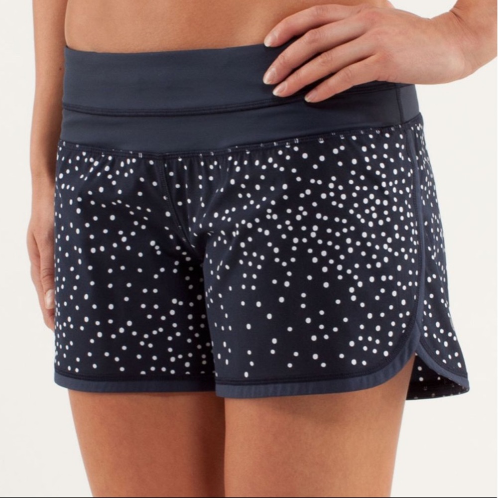 6 Lululemon Groovy Run Short Petit Dot Inkwell